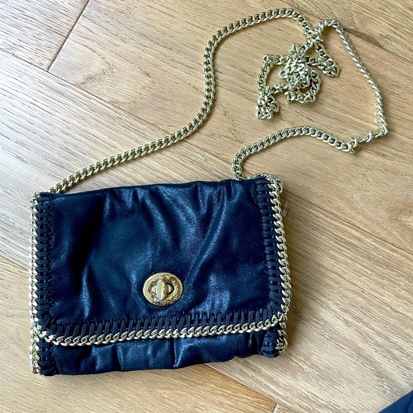 Steve Madden Black Satiny Fold Over Crossbody Purse with Gold Tone Chain - Picture 1 of 4